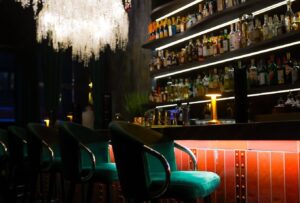 What Makes a Great Cocktail Bar Atmosphere? Music, Lighting, and Layout Explained